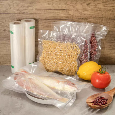 Rotolo di sacchetti sottovuoto per alimenti laminati in materiale goffrato strutturato